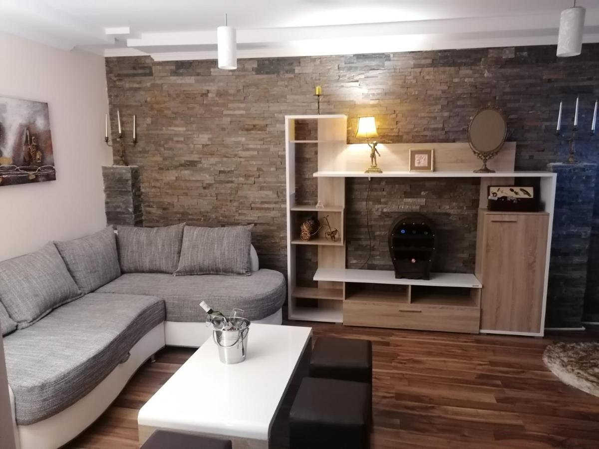 Apartman Dionis Sm Sremska Mitrovica Bagian luar foto